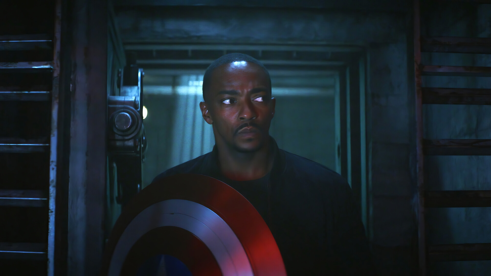 سم ویلسون با لباس جدید کاپیتان آمریکا در فیلم Captain America: Brave New World