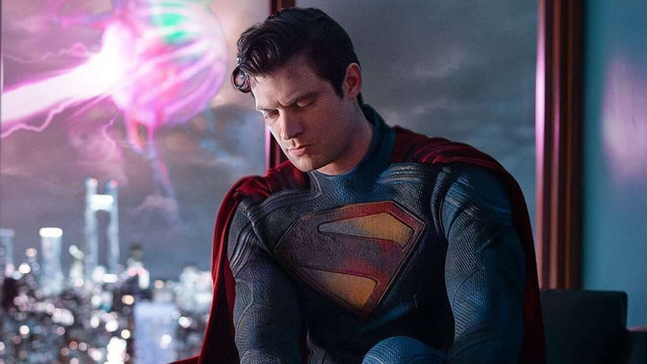 سوپرمن با اولین نگاه به لباس Man Of Steel از خود بیرون می آید